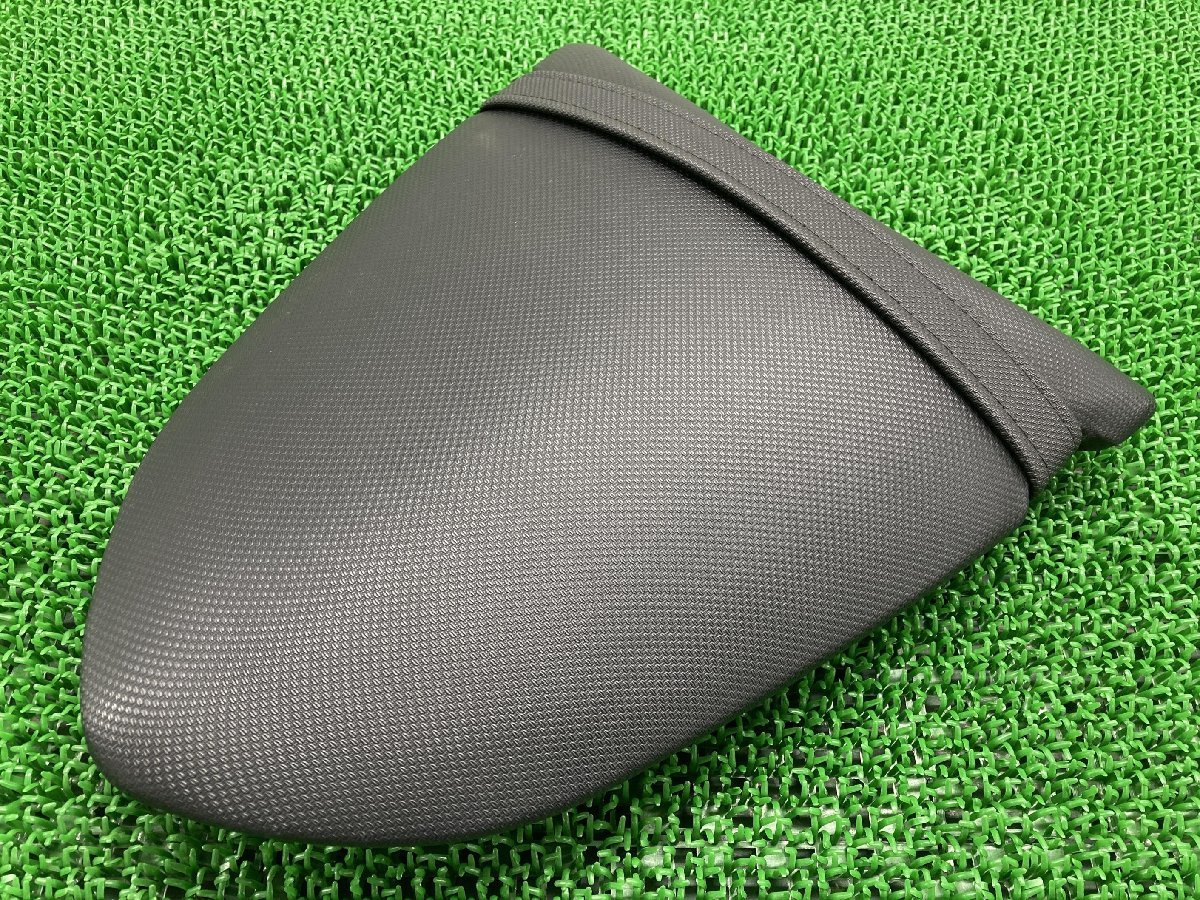 ZX-10R タンデムシート 53066-0137 ZXT00D-017*** カワサキ 純正 中古 バイク 部品 ZXT00D 破れ無し 品薄 希少品 タンデムベルト