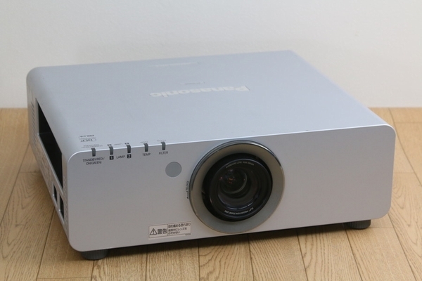 中古在庫!!【パナソニック】（PT-D5000S）プロジェクター　ランプ欠品　現状品　管ざ7201