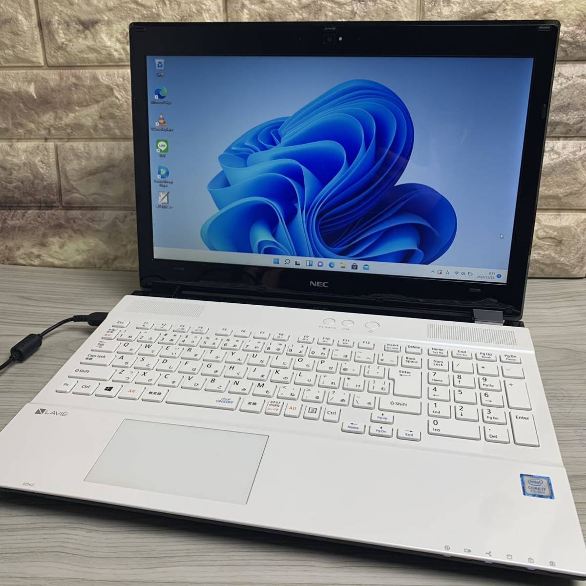 Core i7-7500U 新品SSD512GB NEC GN276F/SA メモリ8GB カメラ Blu-ray 