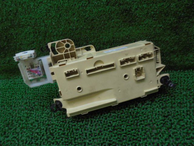 9EJ5536EG2 ) ダイハツ ムーヴ 福祉車両 LA100S/LA110S 後期型 純正室内ヒューズボックス　　82600-B2440 ムーヴ ダイハツ 平成16年 福祉車両の価格・新型情報・グレード諸 ムーヴカスタム 中古車販売