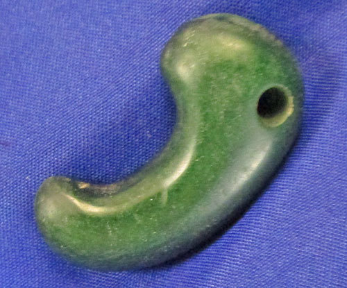 古墳期 超濃い翠色の 良質翡翠製 コの字形勾玉 検 須恵器翡翠勾玉弥生