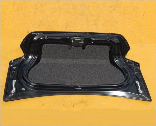○ 86 ( ZN6 ) G型 後期 用 純正 トランク パネル ( スポイラーの穴