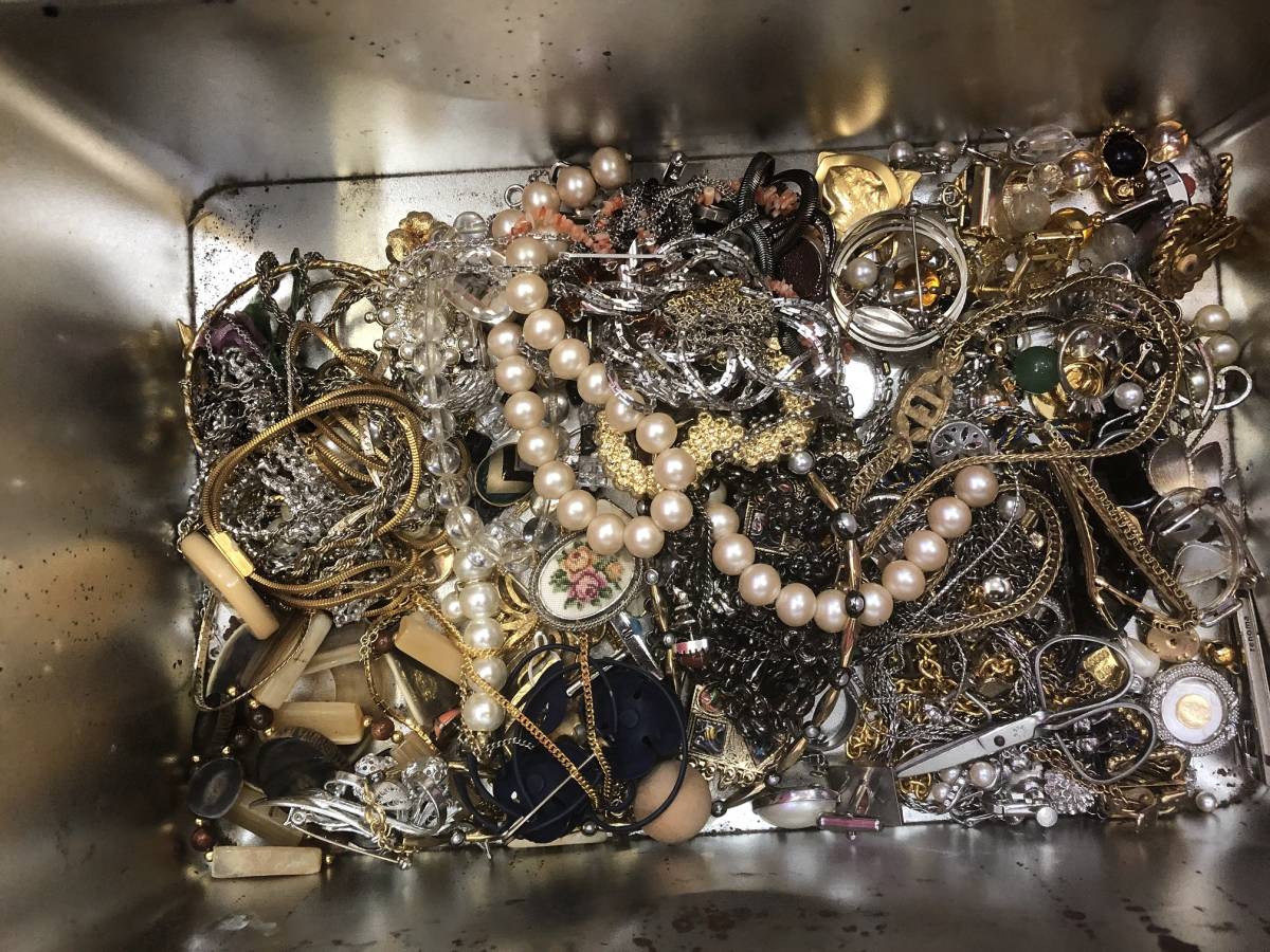 W*E様 アクセサリーまとめ売り 大量 ネックレス 指輪 ブローチ 数珠