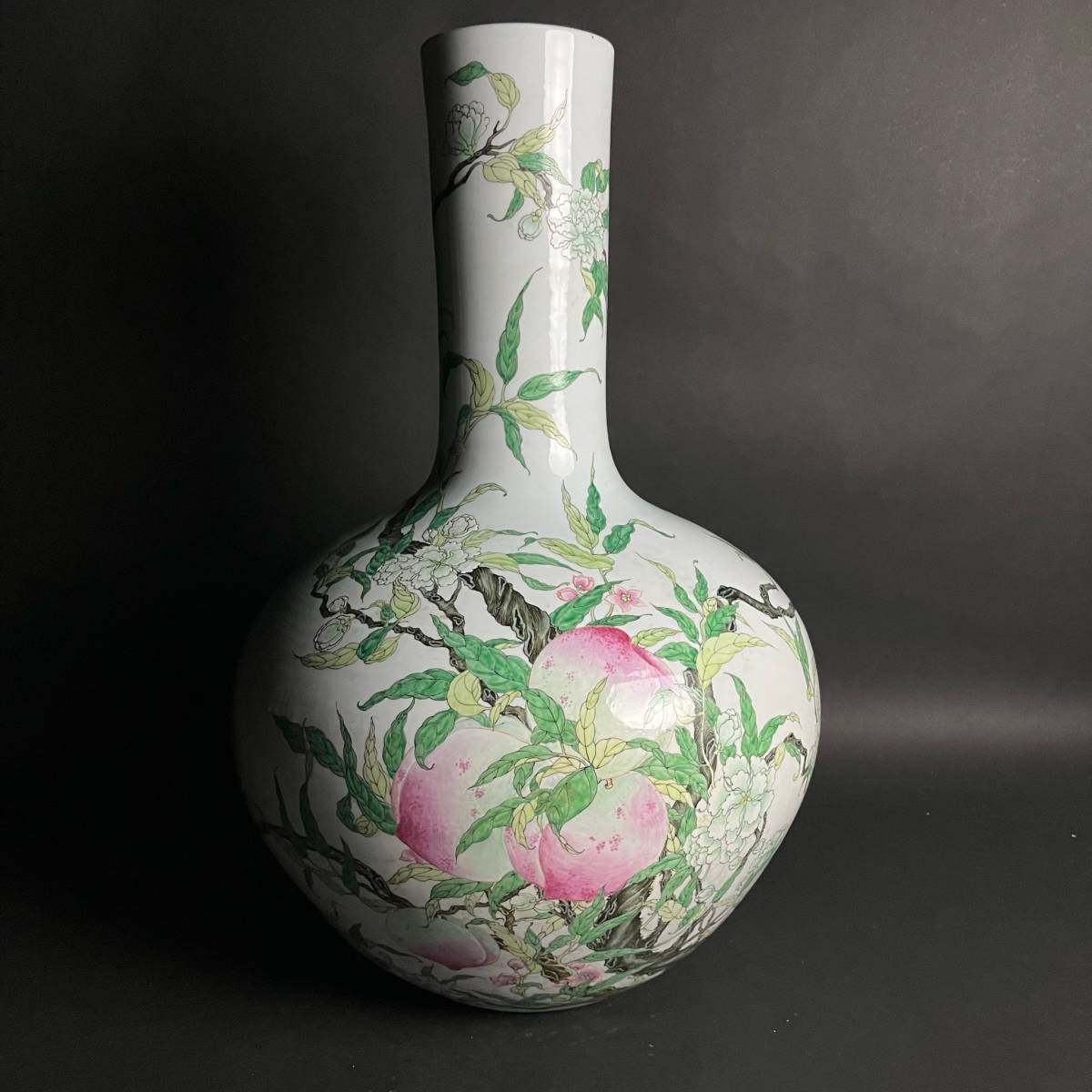 【セール，定番人気】 644 粉彩九桃天球瓶 大清乾隆年製 款 擺件 中国古玩 中国美術 唐物骨董 時代物 旧家蔵出品(清)｜売買されたオークション情報、yahooの商品情報をアーカイブ公開 - オークファン 清