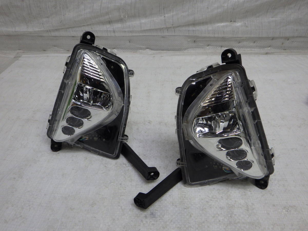 前期 ZVW50/ZVW51/ZVW55 プリウス 純正左右フォグランプ左右フォグ