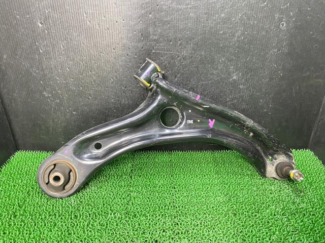 フリード 6AA-GB7 右Fロアアーム YR660M 51350-TDK-J02