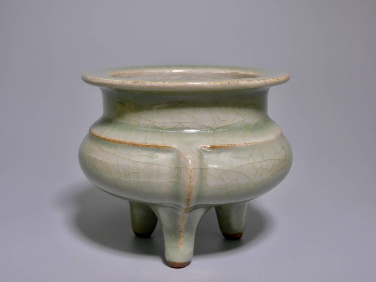 明時代 龍泉窯 中国美術 三足円炉 花草文彫刻 青磁三足香炉 青磁 中国