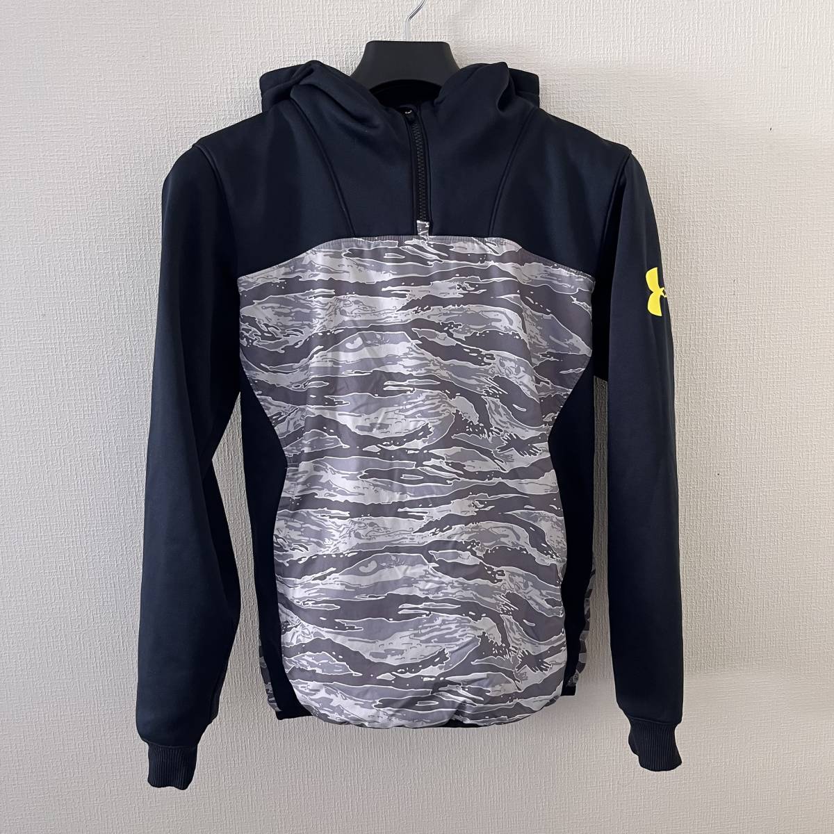 UNDER ARMOUR アンダーアーマー パーカー　Sサイズ　迷彩