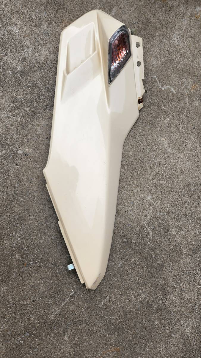 比較的綺麗なホンダ純正フュージョンフロント右カウルベージュ 【公式