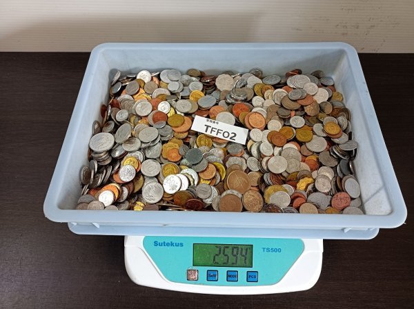 TFFO2 世界各国のコイン 古銭 おまとめ約2594g（計数容量器を除く