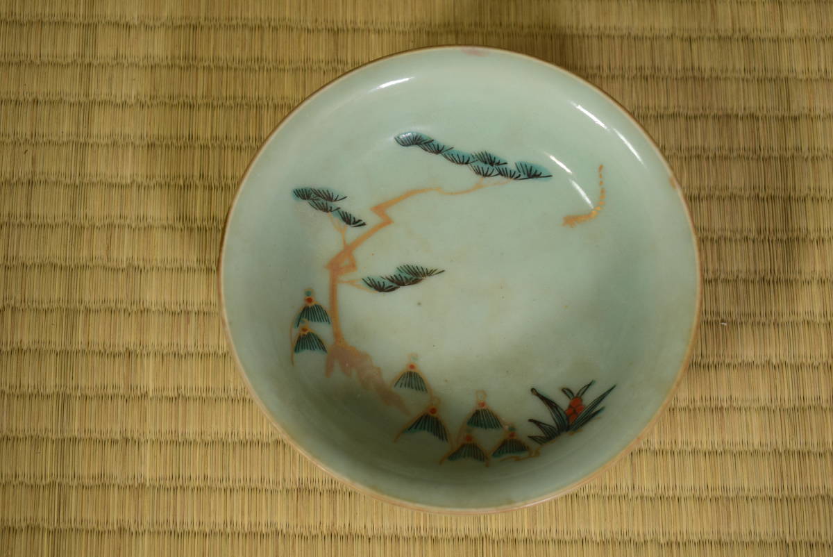 和】(5480) 時代古作 江戸 鍋島青磁 色絵松文皿 東洋古陶磁の前坂