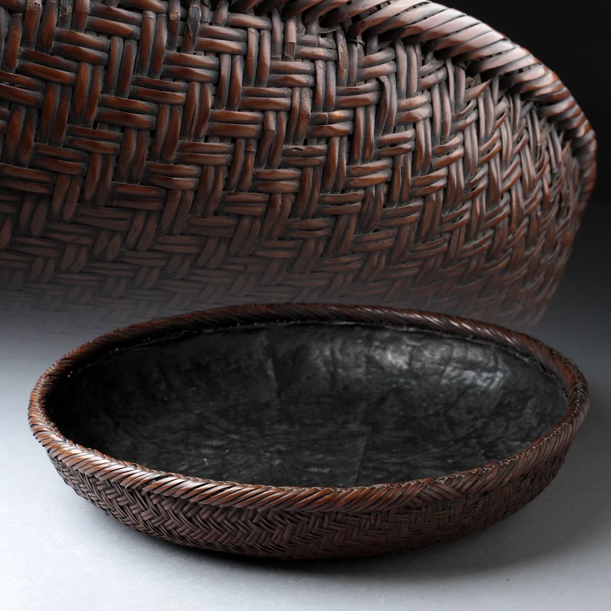 茶道具 竹籠 炭斗 時代物 DT708 EI844 時代物 煤竹製 竹編平炭斗 径32.8cm 落款印木箱附・竹編炭斗・炭