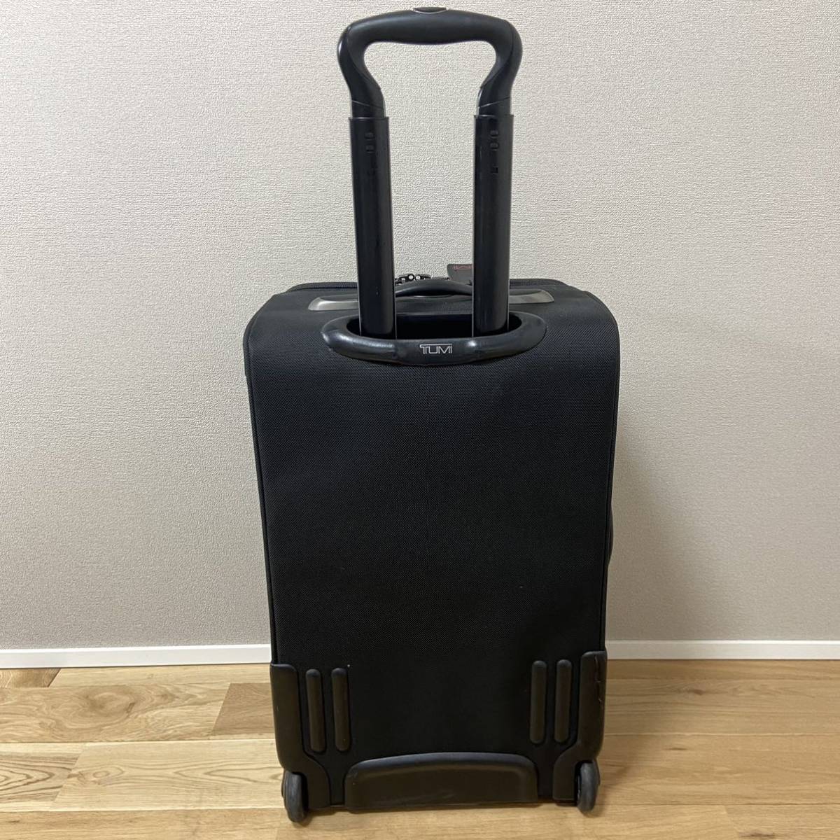 TUMI キャリーケース トラベルバッグ 2輪 南京錠付き 機内持ち込み可能 