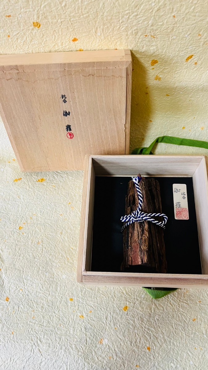 沈香【伽羅　極上】落款印付　112g 香炉　香木　香道具　茶道具　聞香　薫香　組香　塗香　中国美術　古美術　お香　御香木　寺院