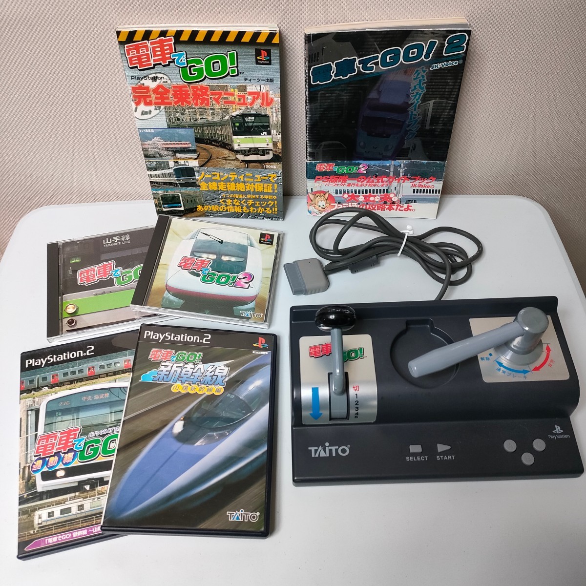 電車でGoソフト、コントローラー、PS2本体、攻略本セット。 PS ワンハンドルタイプ 電車でGO 本体・周辺機器 電車でGO