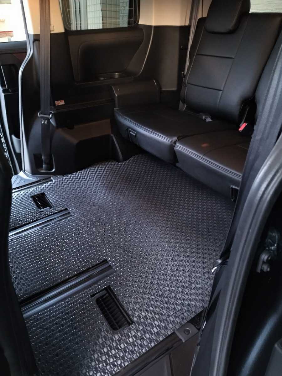 デリカ　Ｄ５用　７人乗り　３列目ラバーマッ　ト　未使用_1