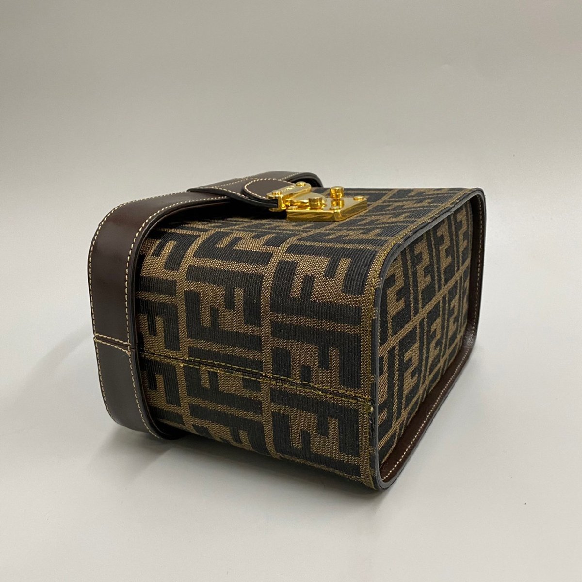 1円 美品 FENDI フェンディ ズッカ FF ロゴ 柄 金具 レザー 本革 