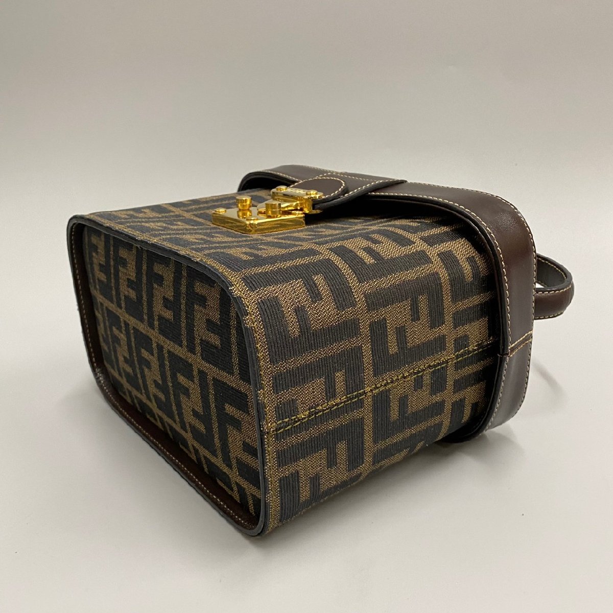 1円 美品 FENDI フェンディ ズッカ FF ロゴ 柄 金具 レザー 本革 