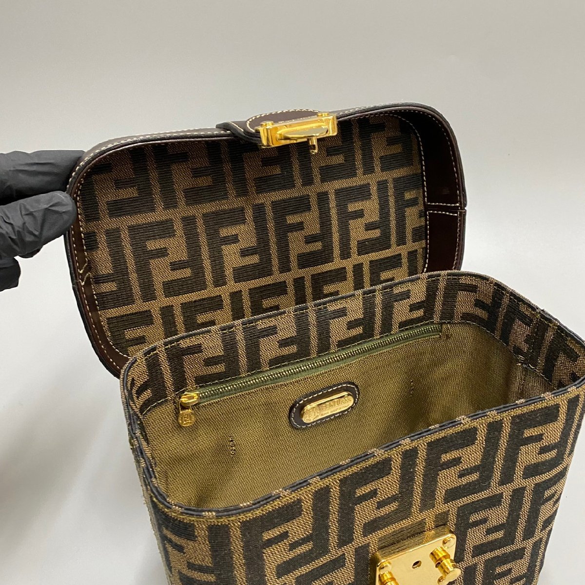1円 美品 FENDI フェンディ ズッカ FF ロゴ 柄 金具 レザー 本革 