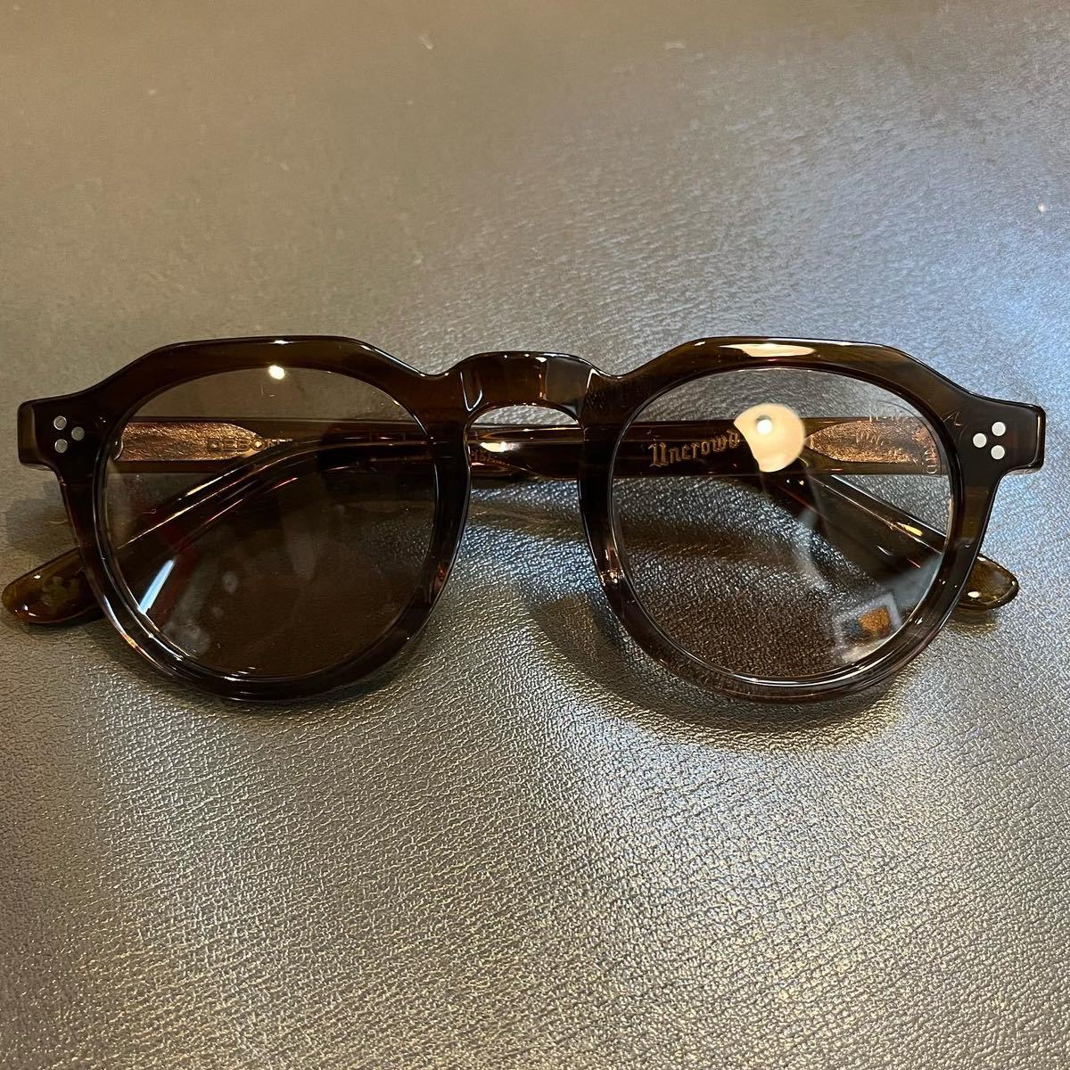 UNCROWD/アンクラウド DEBONAIR brown.sasa/brown(セル、プラスチック 
