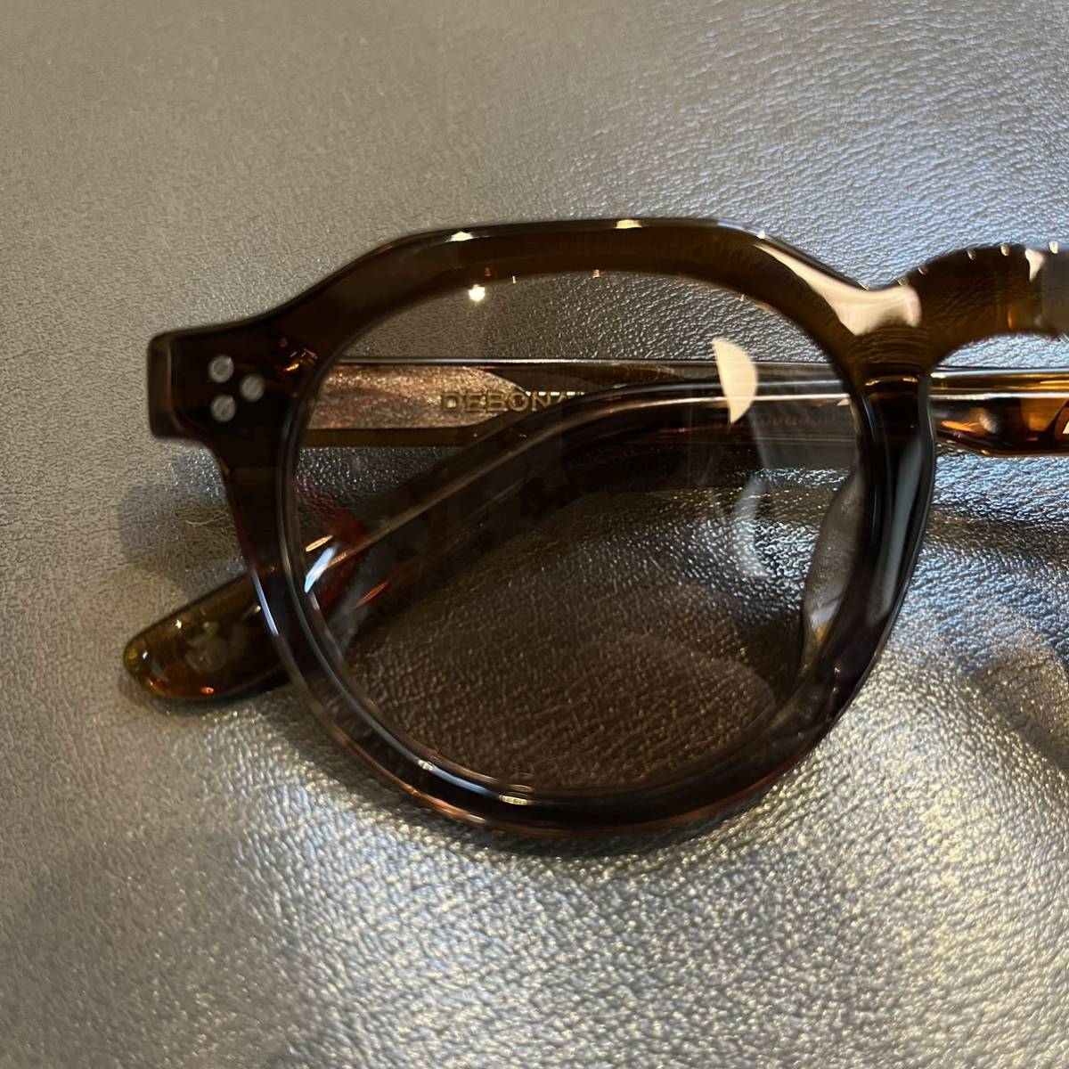 UNCROWD/アンクラウド DEBONAIR brown.sasa/brown(セル、プラスチック 