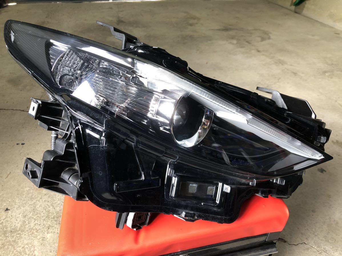 マツダ3（MAZDA3 ）ヘッドライト　右側