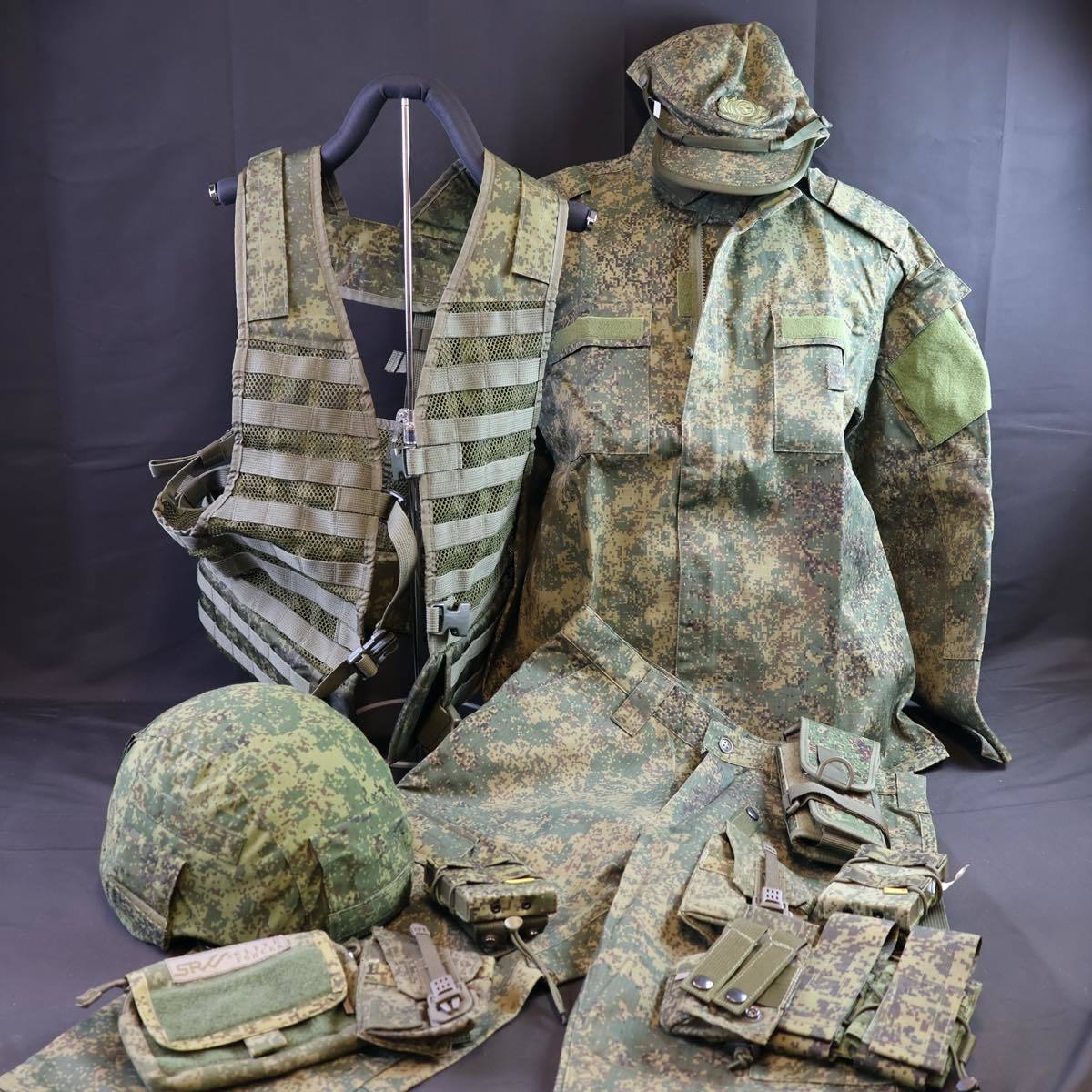 デジタルフローラ迷彩 装備おまとめ】ヘルメット / 迷彩服上下( L