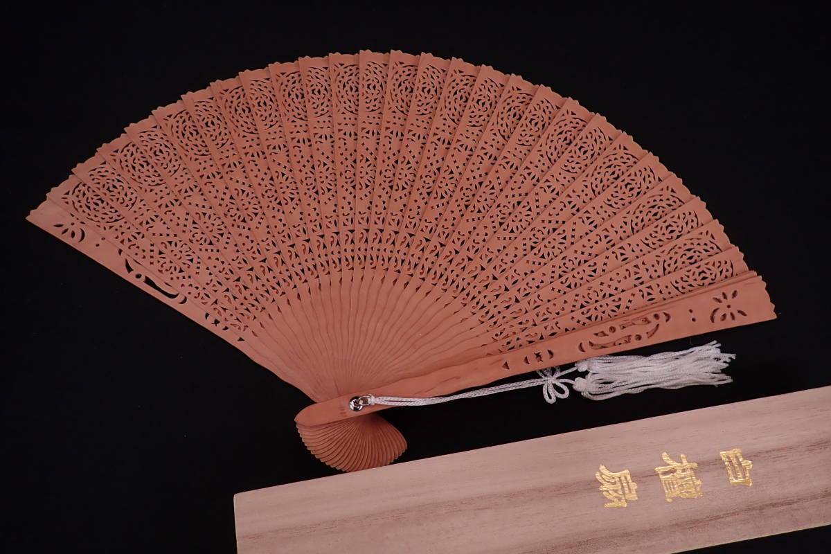 中国古玩 高級扇子 貴重 白檀 香木扇 中国扇子 透かし彫り 希少