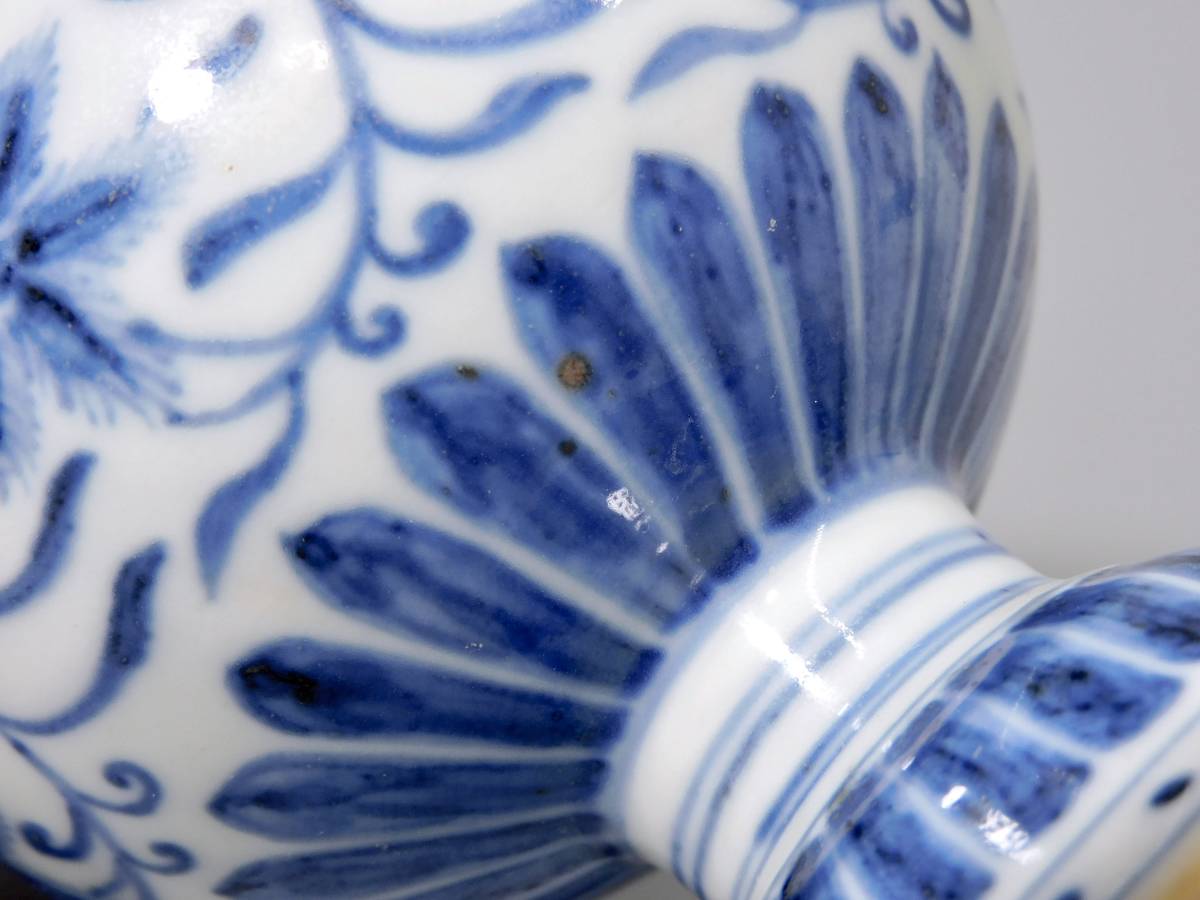 明時代 染付唐草花文壷 大明宣徳年製在銘 箱