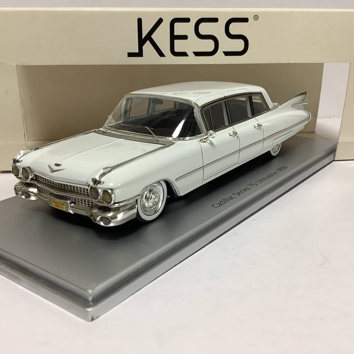 1/43 ケス キャデラック 75 リムジン 1959 ホワイト 絶版 紙ケースしわ