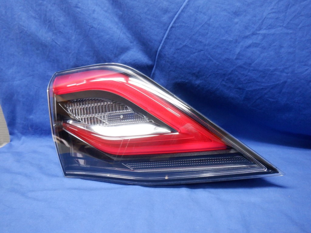 トヨタ　 クラウンハイブリッドARS220　 AZSH21　左テールランプ　新品 クラウン ARS220/GWS224/AZSH20/21 左テールランプ フィニッシャー 30