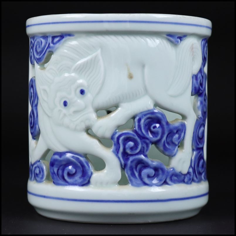 奇】朝鮮美術 李朝 白磁 青花 染付 虎獅子雲紋透彫 筆筒