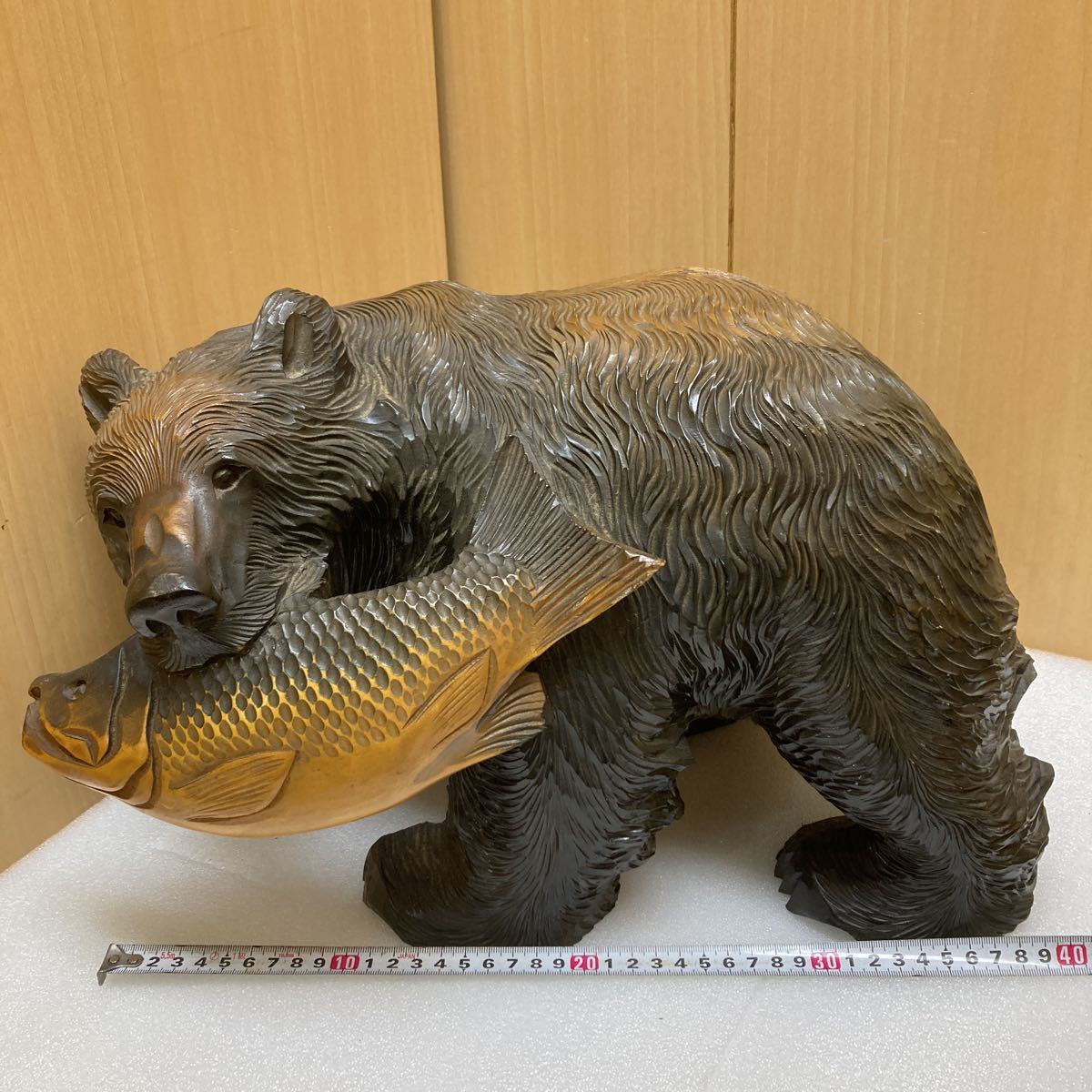 YK3241 北海道名産 木彫りの熊 クマの置物 シャケを咥えた熊 全長約