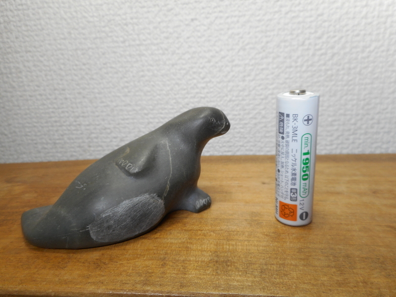 シロクマ　熊　ソープストーン　カナダ　イヌイット　石　石製　石彫　石彫り　置物 イヌイットアート エスキモーアート 石彫り アザラシ フィギュア
