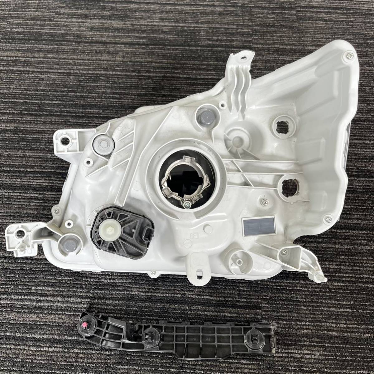 ダイハツハイゼット 右 ヘッドランプ ライト 81130-B5160⭐︎レンズ美品 DAIHATSU ダイハツ ハイゼット S321V 右ヘッドライト 品番：81130