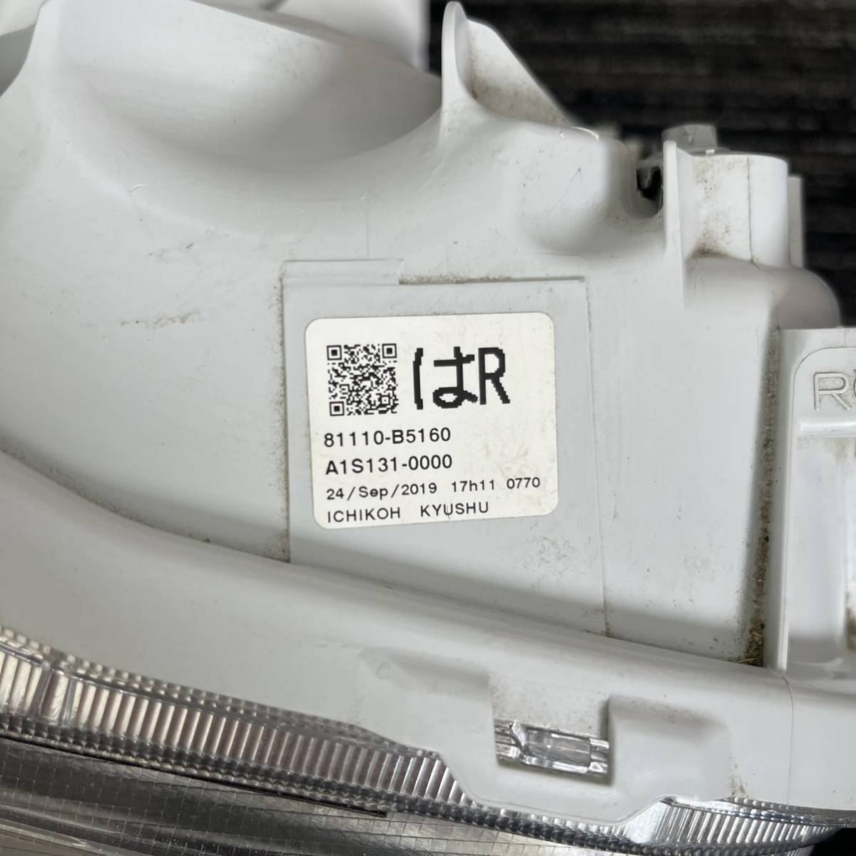 DAIHATSU ダイハツ ハイゼット S321V 右ヘッドライト 品番：81130