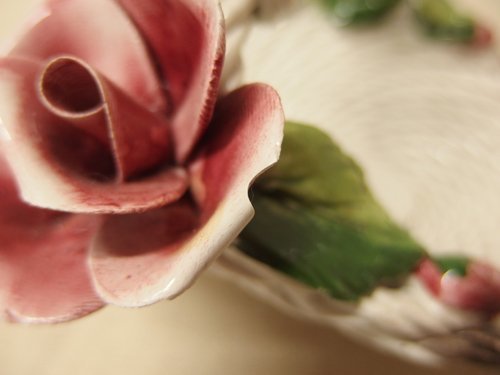 0630330w イタリア製 陶器 バスケット 陶花/立体装飾/花かご/バラの花