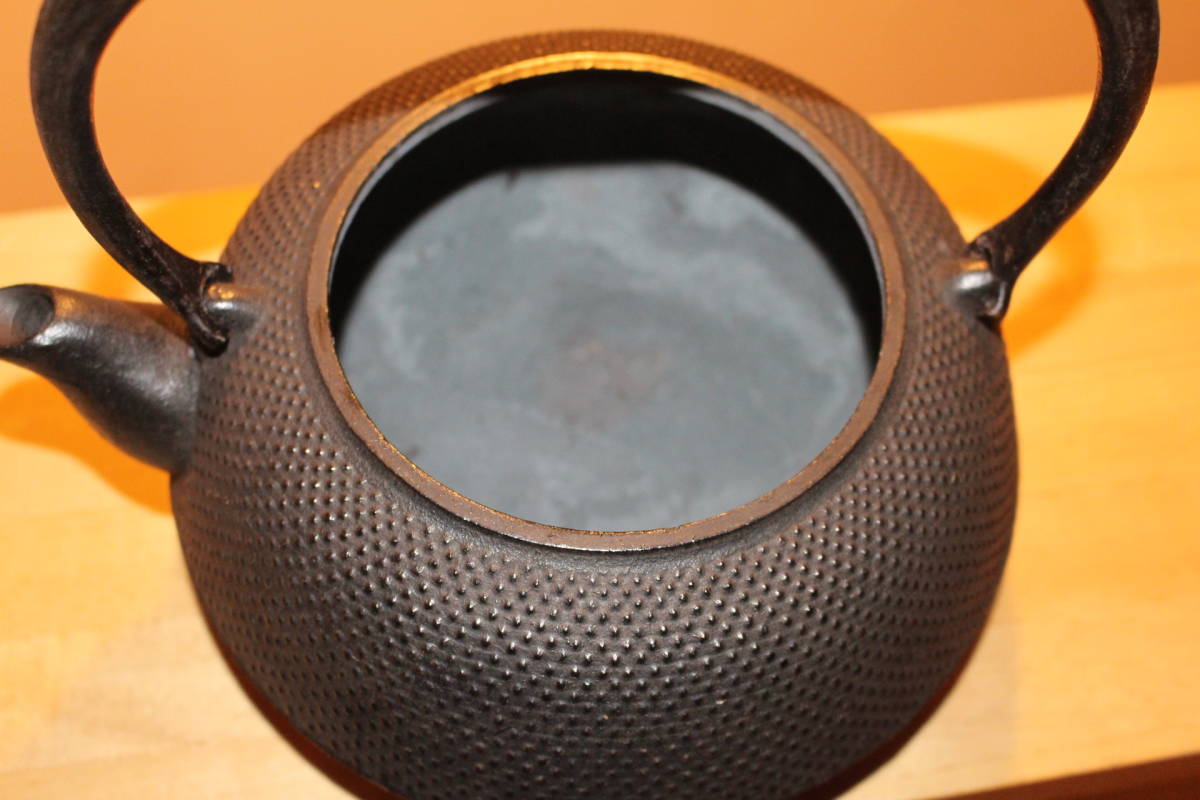 未使用品！ 岩鋳 鉄瓶 平丸アラレ 18型 南部鉄器 南部鉄瓶 元箱入り