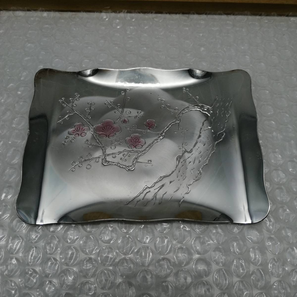 h3961 椿山荘 手彫り仕立 紅梅 銘々皿 5客揃 菓子楊枝付き 銀仕上げ 共 