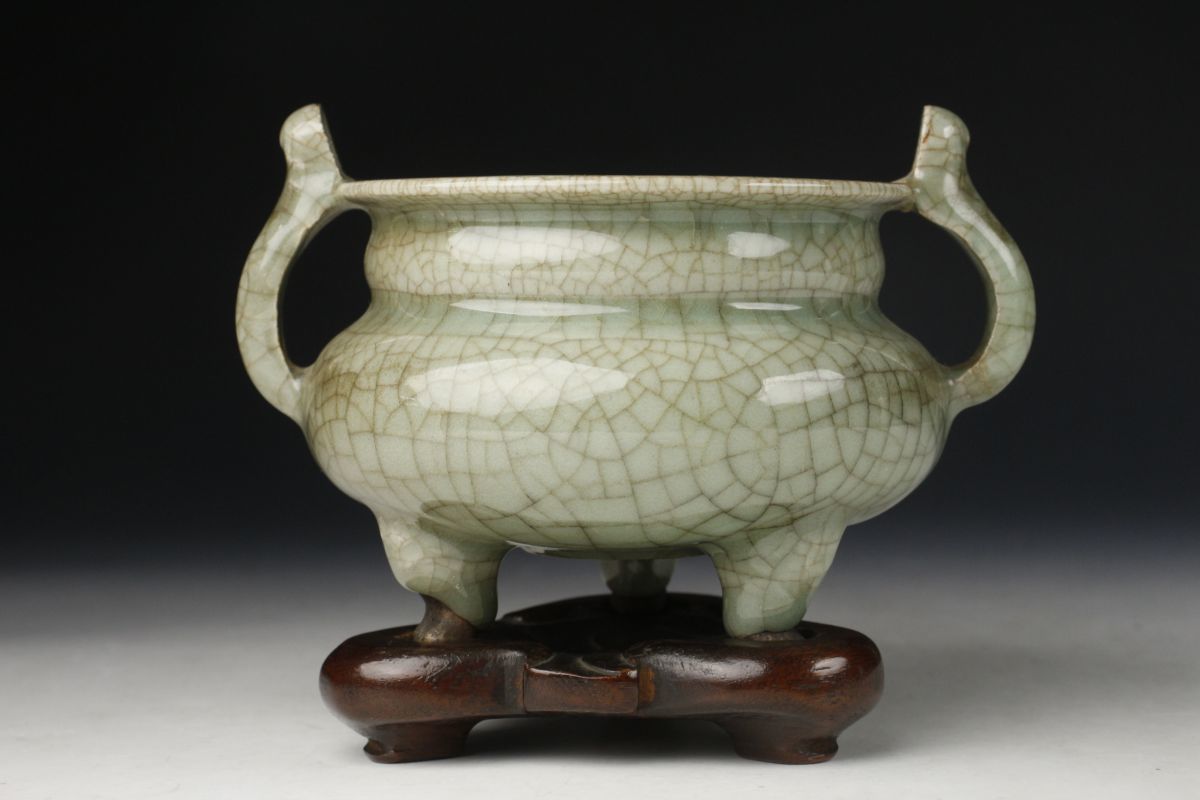 LIG】中国美術 哥窯 青磁双耳三足香炉 唐木台 時代唐物 [.YQ]11(宋