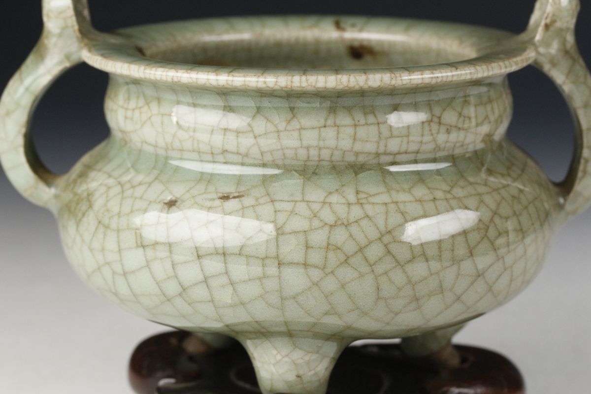 LIG】中国美術 哥窯 青磁双耳三足香炉 唐木台 時代唐物 [.YQ]11(宋