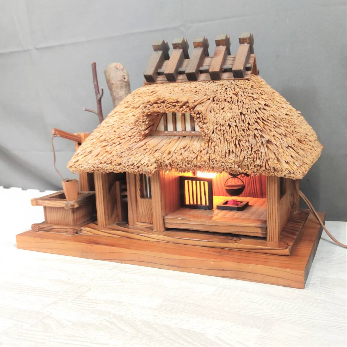 昭和レトロ 約40cm 茅葺屋根 古民家 模型 ジオラマ 照明付 置物 