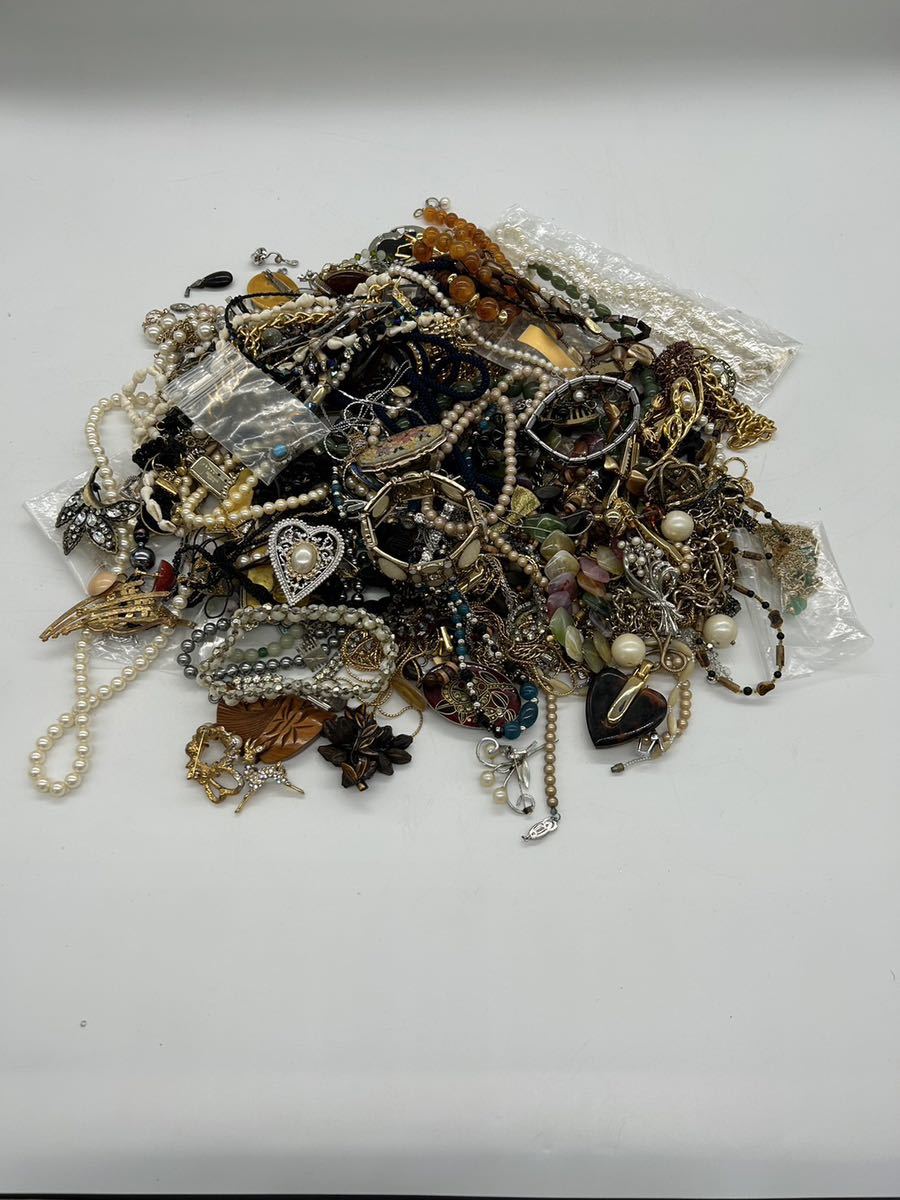 本物保証 約2.5kg アクセサリー まとめ 大量 真珠 パール ネックレス ブローチ イヤリング 指輪 色石 など メッキ イミテーション ⑥(ネックレス、ペンダント)｜売買されたオークション情報、yahooの商 その他