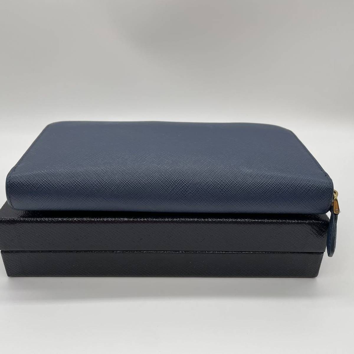 極美品 PRADA トライアングル サフィアーノ ジップアラウンド 三角ロゴ