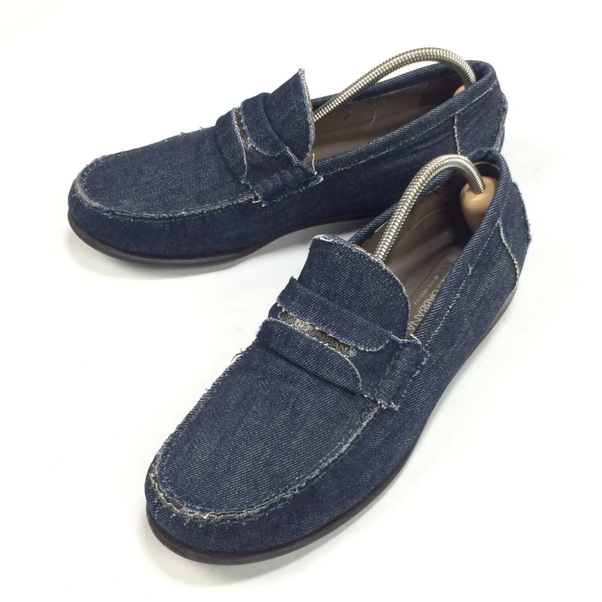イタリア製 春夏メンズ ドルチェ＆ガッバーナ DOLCE&GABBANA レザー×デニム 切替し縫製 デニムシューズ コインローファー サマーシューズ  ドルチェ＆ガッバーナ - ドルチェ＆ガッバーナが語る「イタリアらしさ」。職人技が生む、軽やか DOLCE＆GABBANA イタリア製☆ クルー
