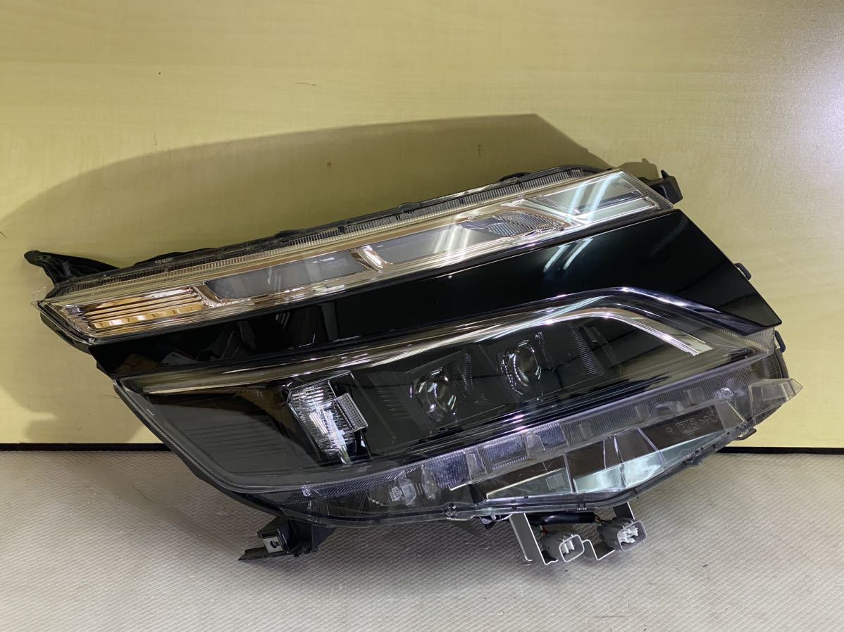 ZRR80 ヴォクシー 右ヘッドライト ICHIKOH 28-240 LED＊2860