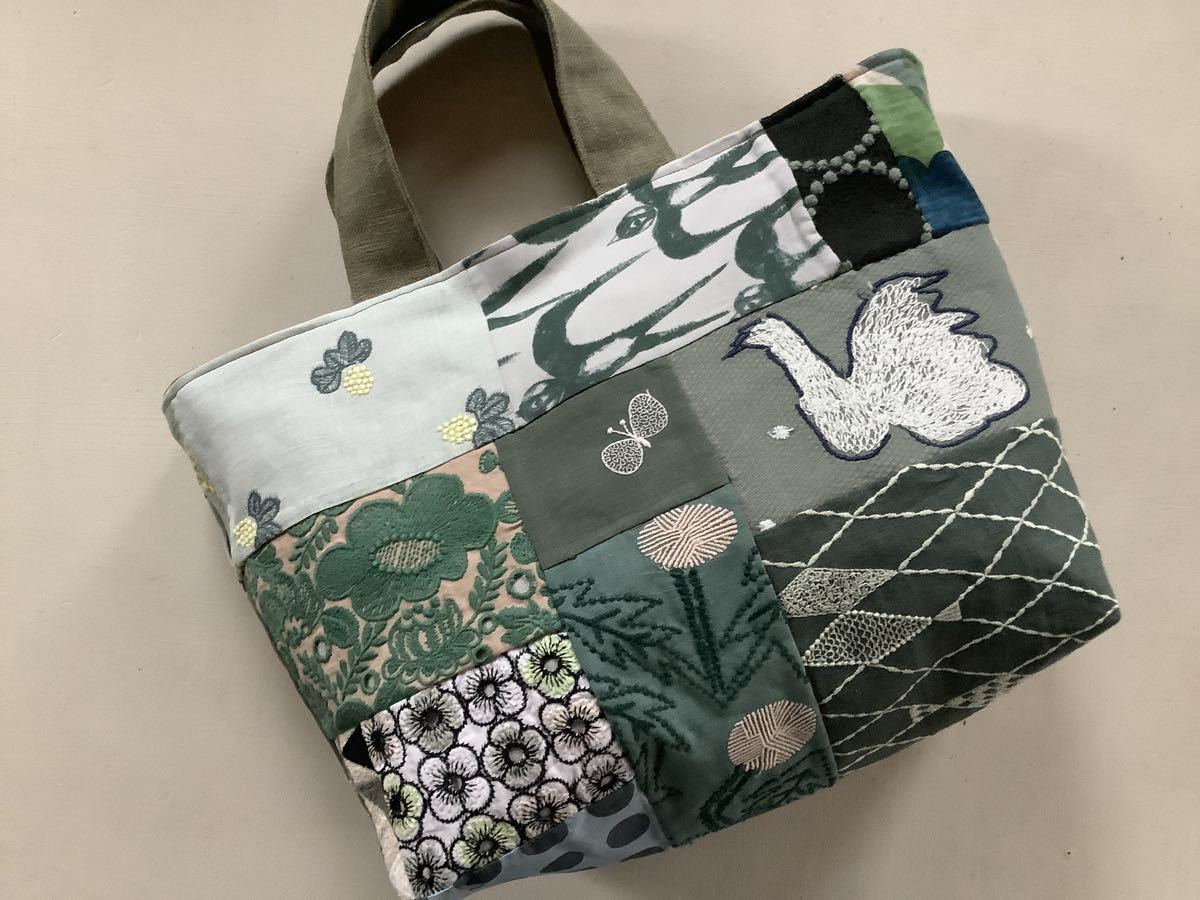 ハンドメイド ミナペルホネン ハギレとリネンのマルシェバック(swan. smile flower. rosy)