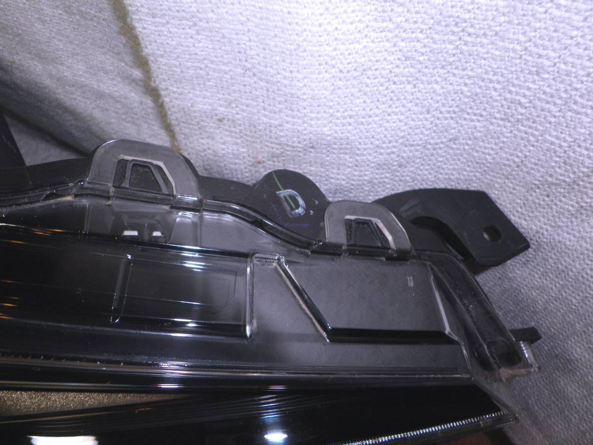 P96 レンズ良品 後期 打刻D プリウス ZVW50 ZVW51 ZWV55 LED 右ヘッド