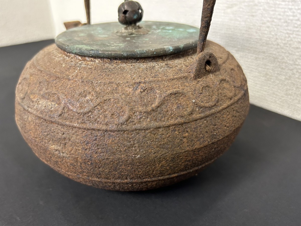 蔵出し 龍文堂 平丸型 鉄瓶 銅蓋 模様あり 茶道具 骨董品 金属工芸品
