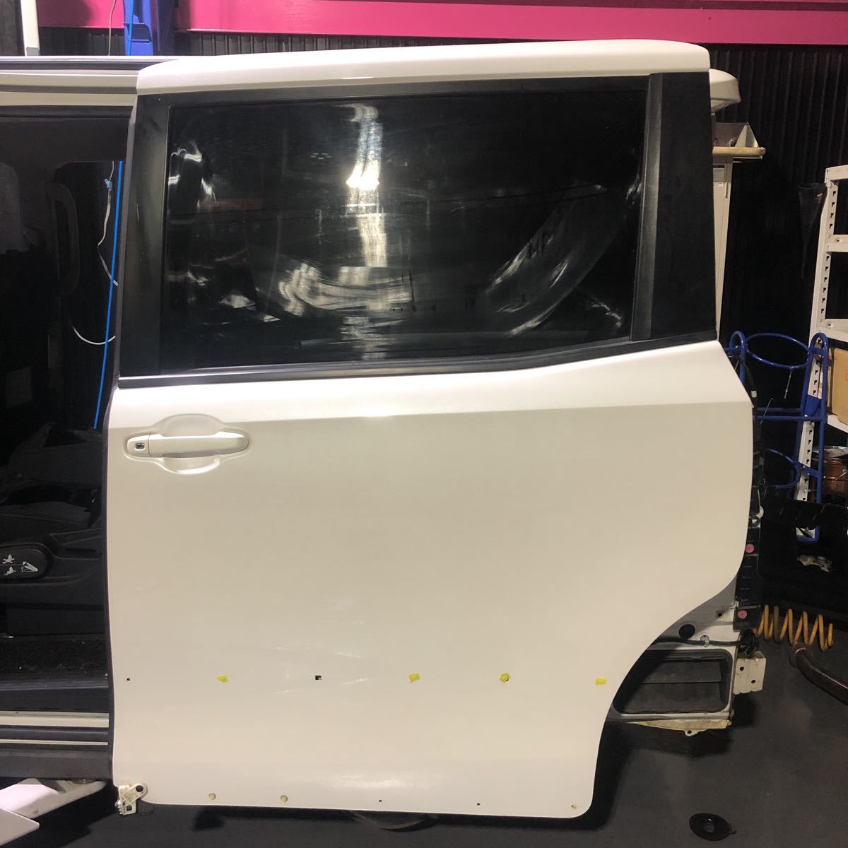 R38713 ノア⁄ヴォクシー⁄エスクァイア 80系 ノア DBA-ZRR80G R リア